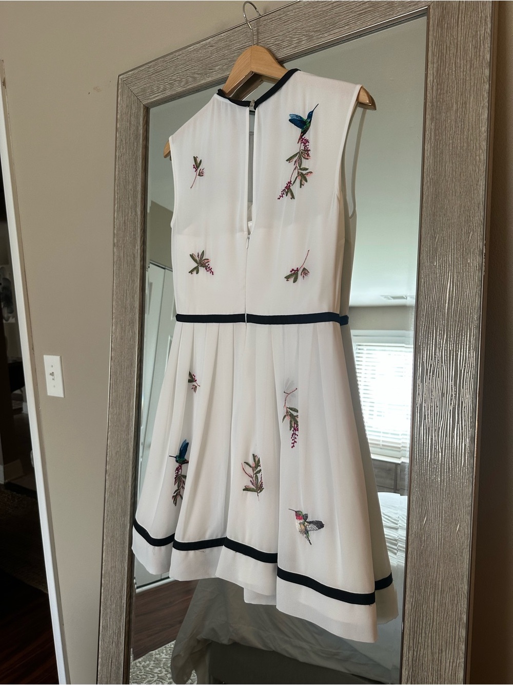 Ted Baker White Floral Hummingbird Embroidered Dress Size Medium 2 - Picture 4 of 5